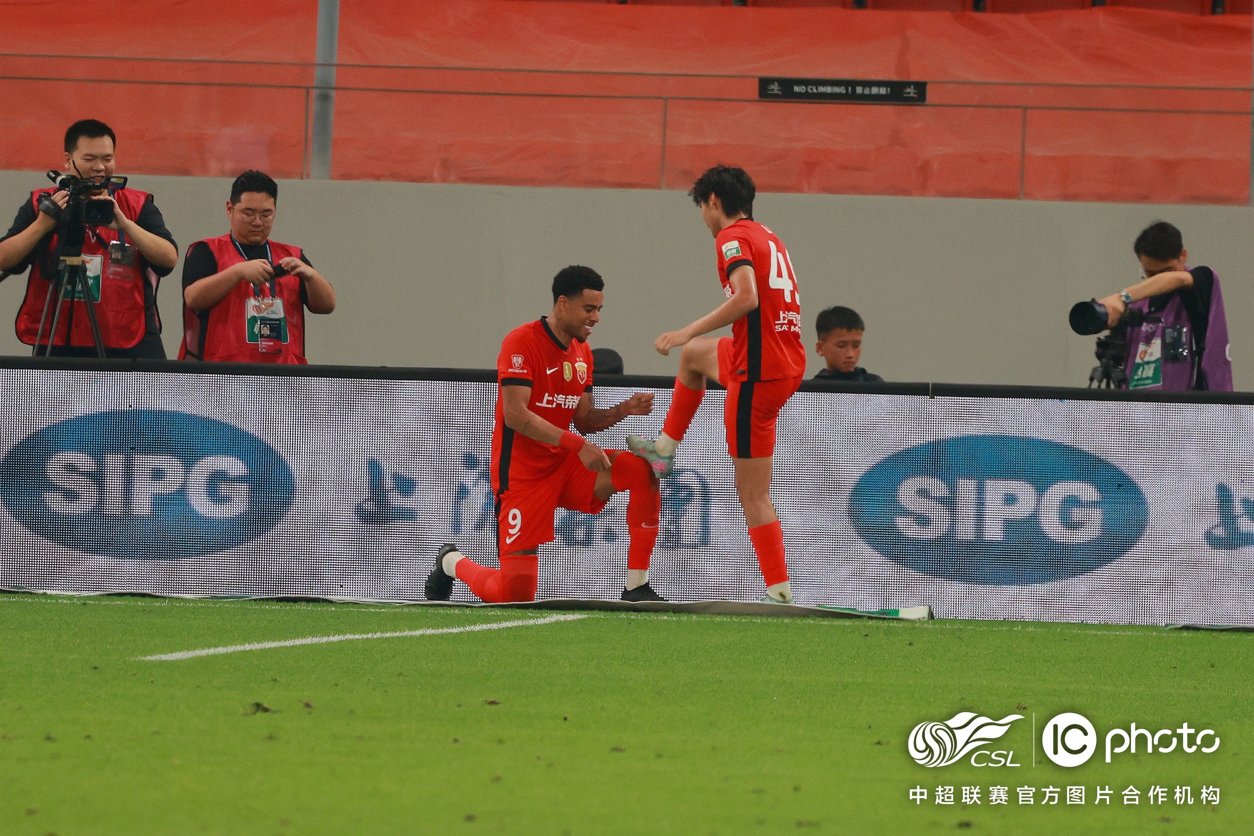 加时末段突围战来临；亚特兰大围绕CBA常规赛强势反弹；更衣室稳定；年轻球员得到机会的简单介绍